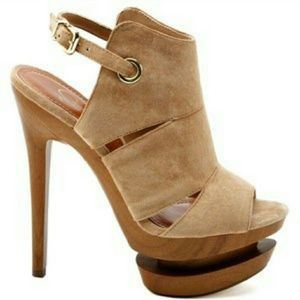 Jessica Simpson cat high heel